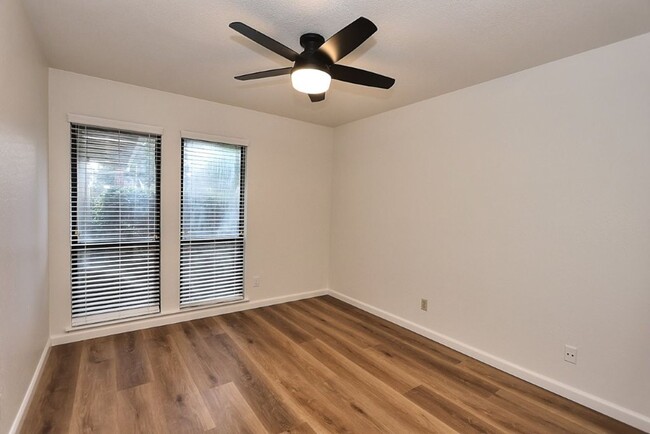 Building Photo - Beautiful corner halfplex available now for rent!