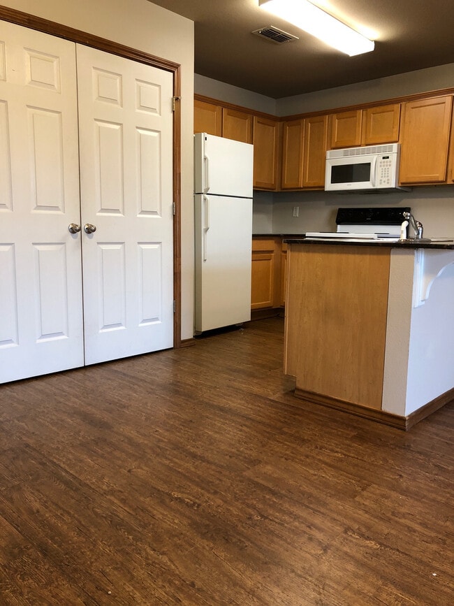 Building Photo - 102 S East St