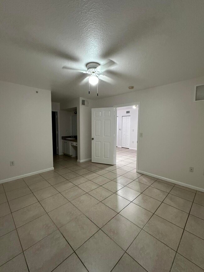 Building Photo - 161 SW Palm Dr