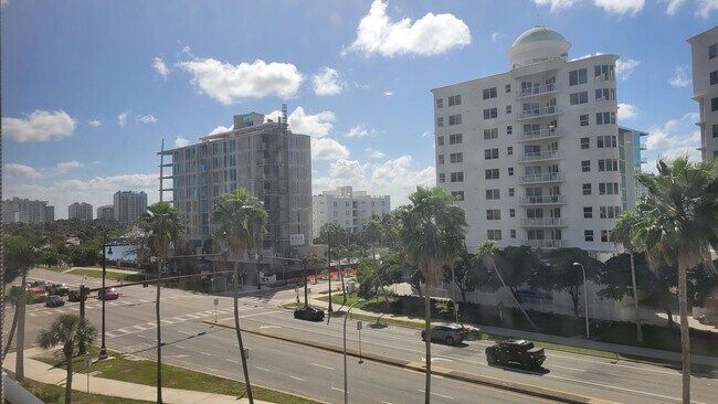 Building Photo - Beautifully renovated 2/2 condo downtown S...