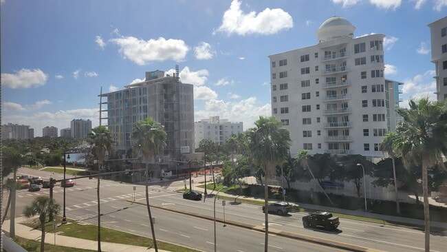 Building Photo - Beautifully renovated 2/2 condo downtown Sarasota with view of Bay!