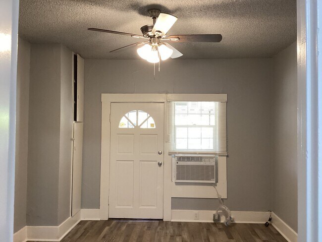 Building Photo - 1532-1532 N Safford Ave