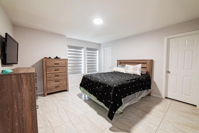 Building Photo - 5405 Jersey Dr