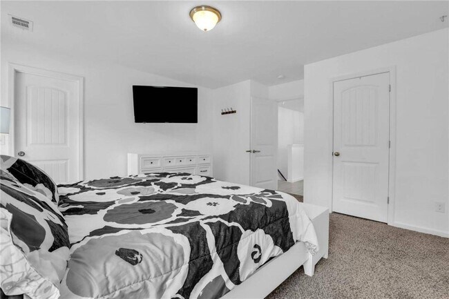 Building Photo - Modern 4 Bedroom South Savannah Home with ...