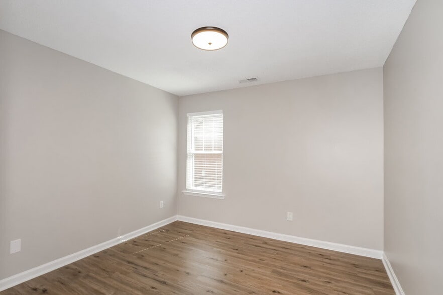 Building Photo - 1083 Red Fern Cir E