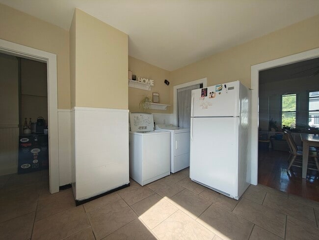 Building Photo - 67 Bancroft Park