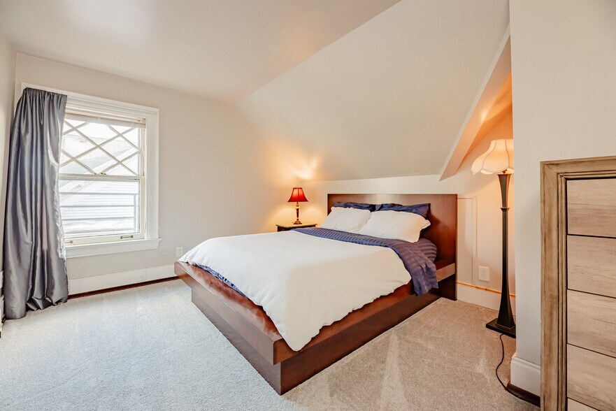 Building Photo - 19 Strathallan Park