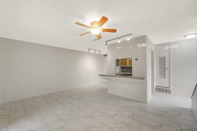 Building Photo - 2806 Skyway Cir