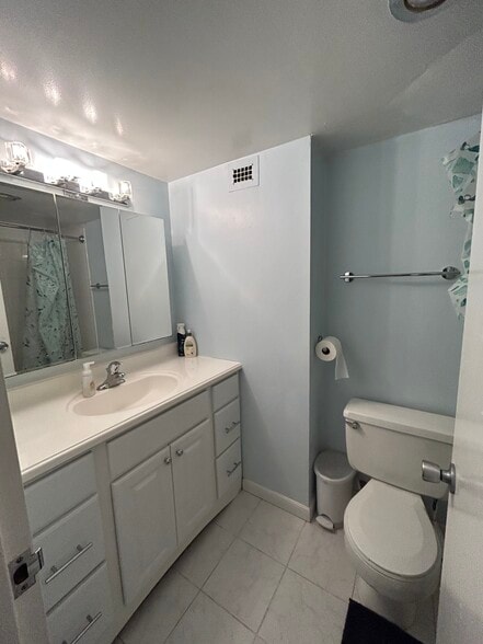 Hallway bath 2 - 1 E University Pkwy