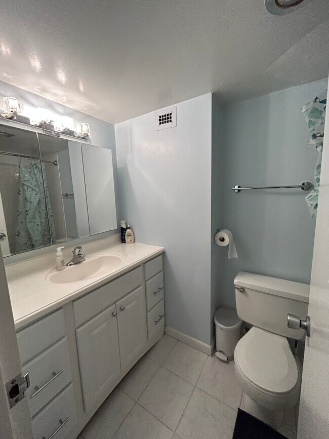 Hallway bath 2 - 1 E University Pkwy