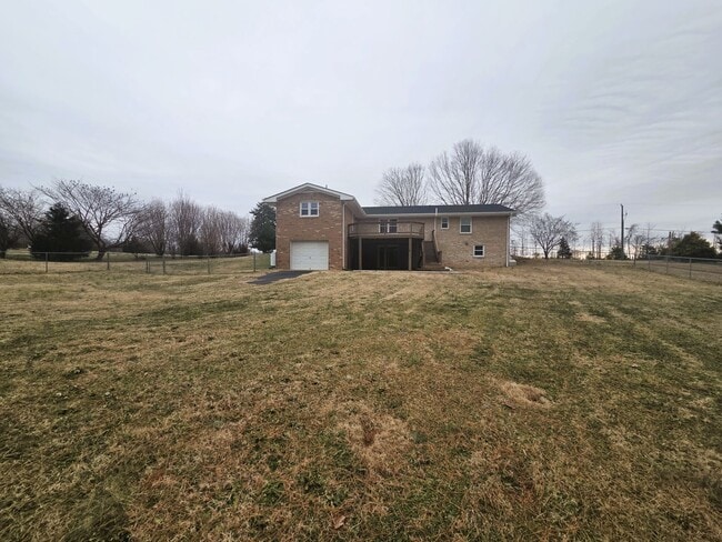 Building Photo - Remodeled ranch on large serene lot in Amelia County.