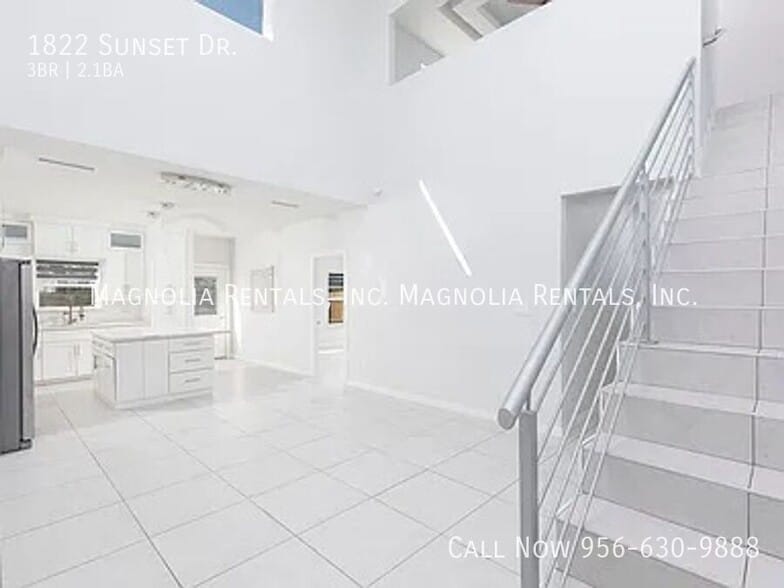 Building Photo - 1822 Sunset Dr