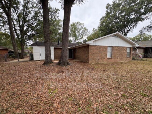 Building Photo - 740 Ledyard Pl