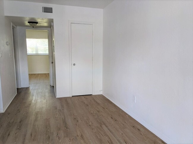 Building Photo - Lots of space in great location