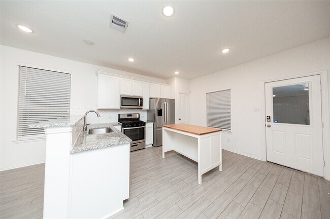 Building Photo - 31206 Whitfield Ct