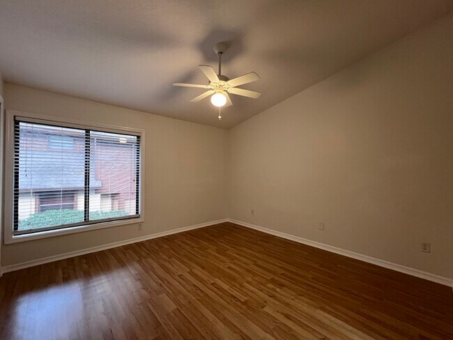 Building Photo - Beautifully updated 2 bedroom 2 1/2 baths ...