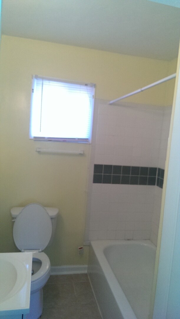 Building Photo - 3BR 1.5BA Single family home