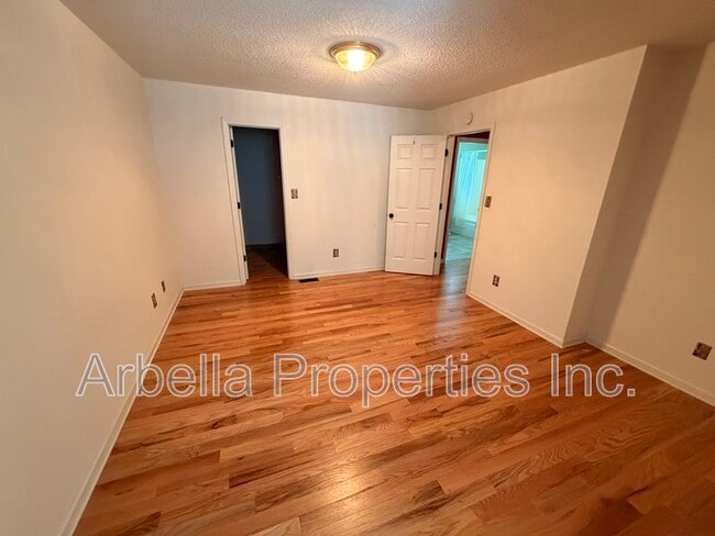 Building Photo - 215 Radford Dr