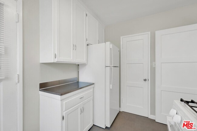 Building Photo - 4121 Santo Tomas Dr