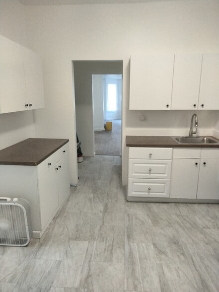 Kitchen - 4203 W Maypole Ave