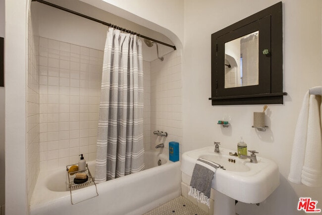 Building Photo - 4405 Clarissa Ave