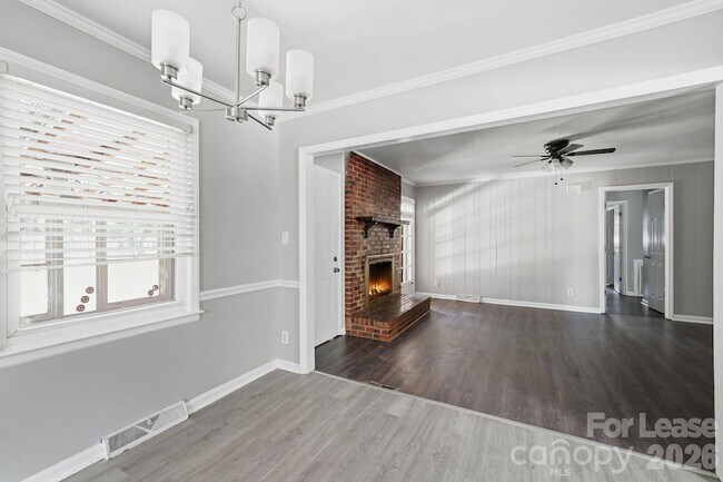 Building Photo - 4815 Carriage Dr Cir