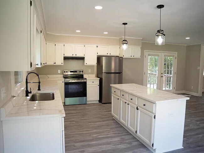 Building Photo - 914 Edison Rd