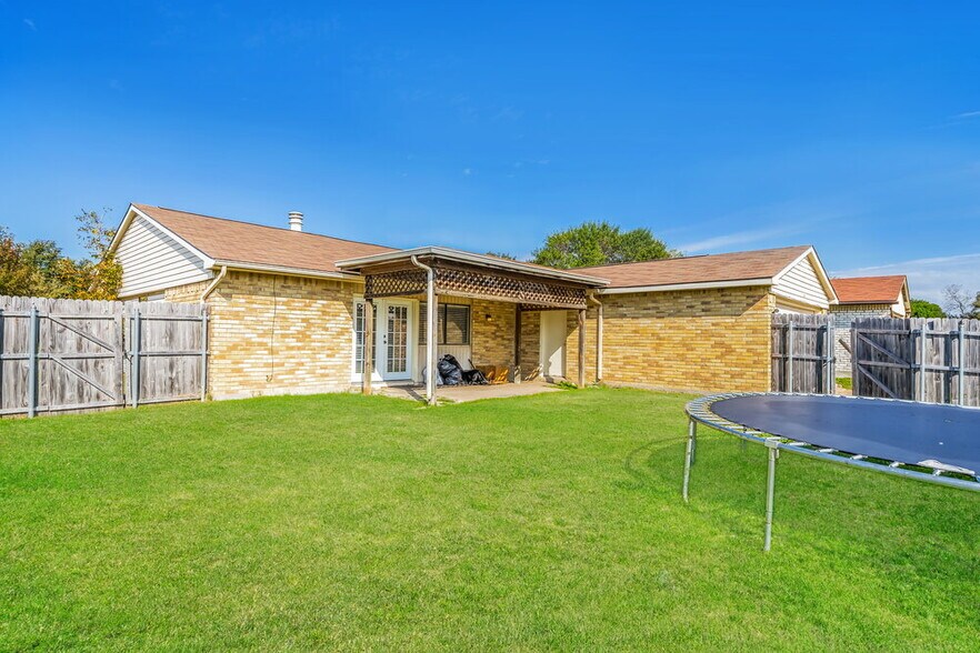 Building Photo - 616 Prairie Ln