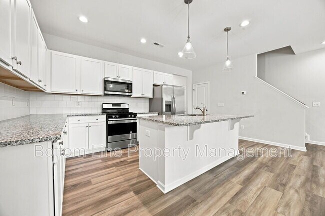 Building Photo - 739 Putney Hl Rd