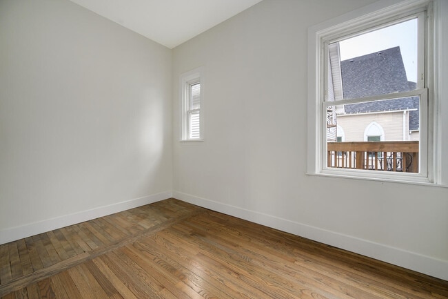 Building Photo - 2137 N Maplewood Ave