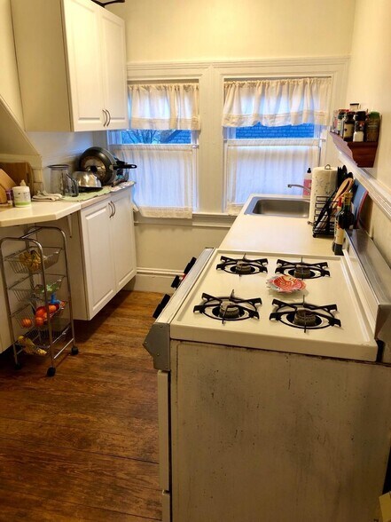 Building Photo - 98 Thorndike St