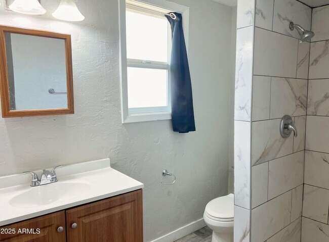 Building Photo - 1125 E Devonshire Ave