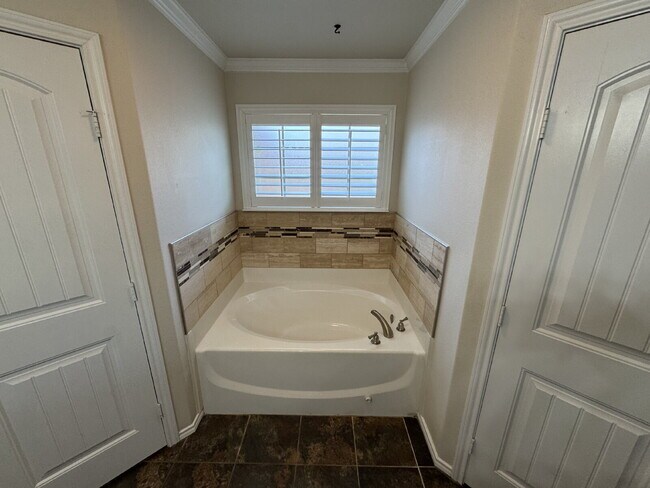 Building Photo - Beautiful & Spacious 4-Bedroom Home in Lub...