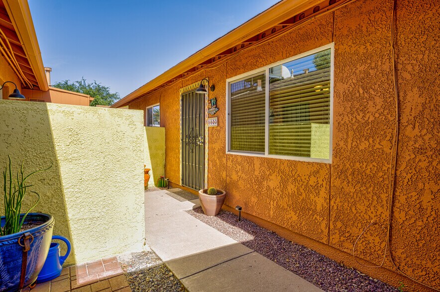 Building Photo - 1125 E Hedrick Dr
