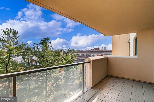 Building Photo - 1101 S Arlington Ridge Rd