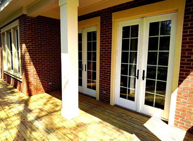Building Photo - 4 Bedroom Luxury Townhome - Great Location