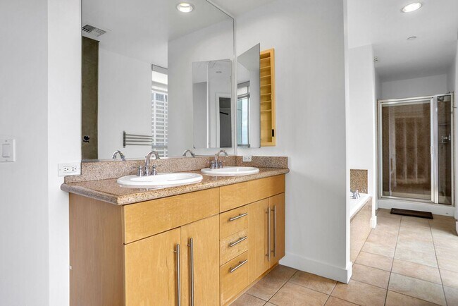 Building Photo - Gorgeous downtown unit! Views from every room!