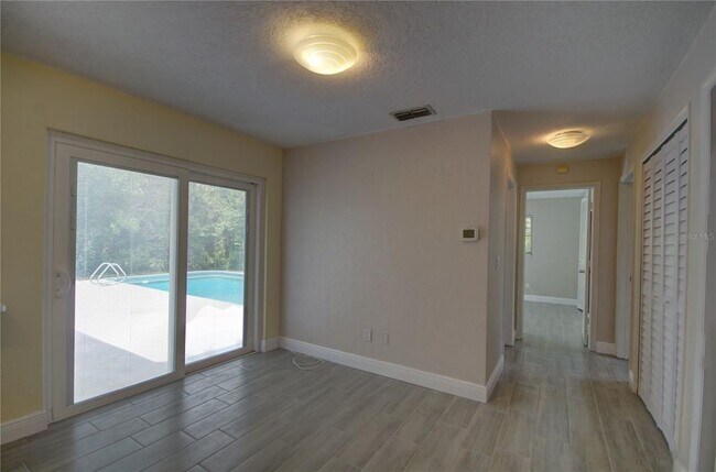 Building Photo - 904 Wellington Dr