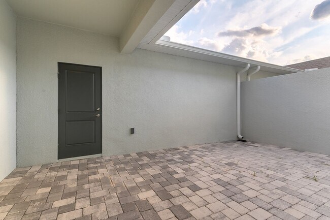 Building Photo - Beautiful Modern Town Home with Water Fron...