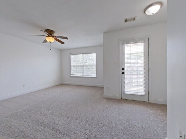 Building Photo - Available NOW- West Augusta Townhome with garage