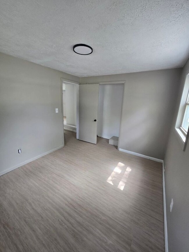 Building Photo - 3 bedroom 2 bathroom single family home | section 8 welcomed