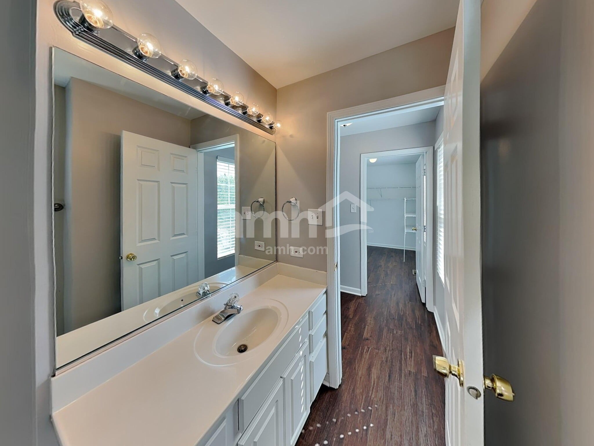 Building Photo - 5301 Meadowbrook St