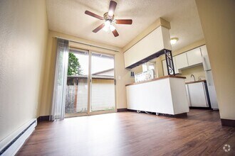 Building Photo - Bright and Spacious 2 Bed 1 Bath APT in NE...