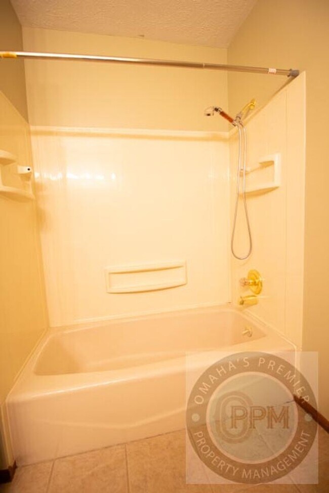 Building Photo - Spacious 3 Bed 3 Bath House