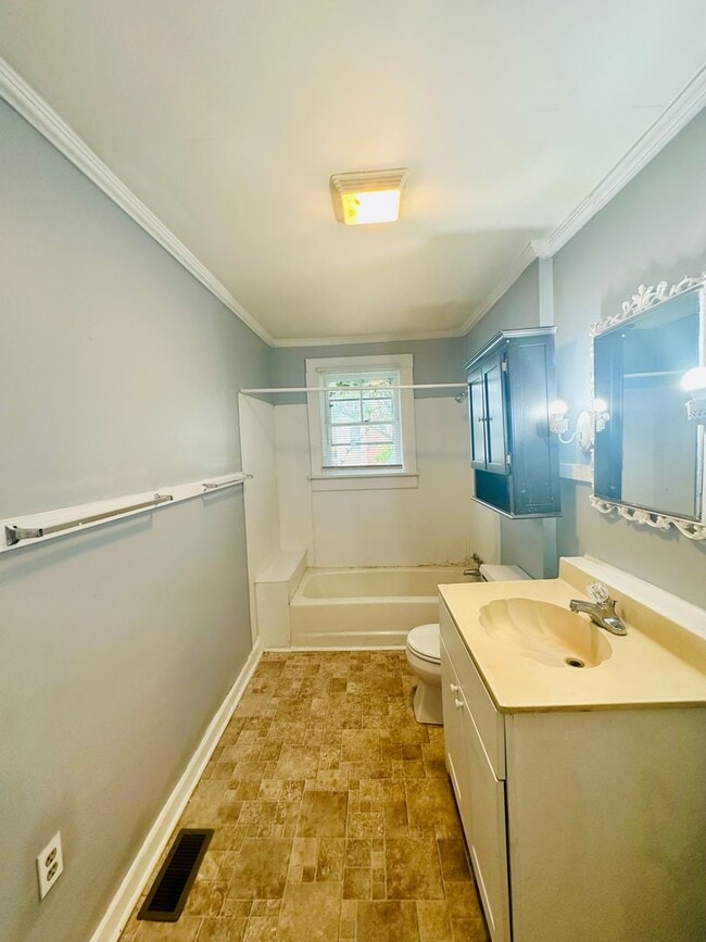 Building Photo - DOWNTOWN - 3 Bedroom/1 Bath - Located close to CFCC, downtown, riverwalk and restaurants