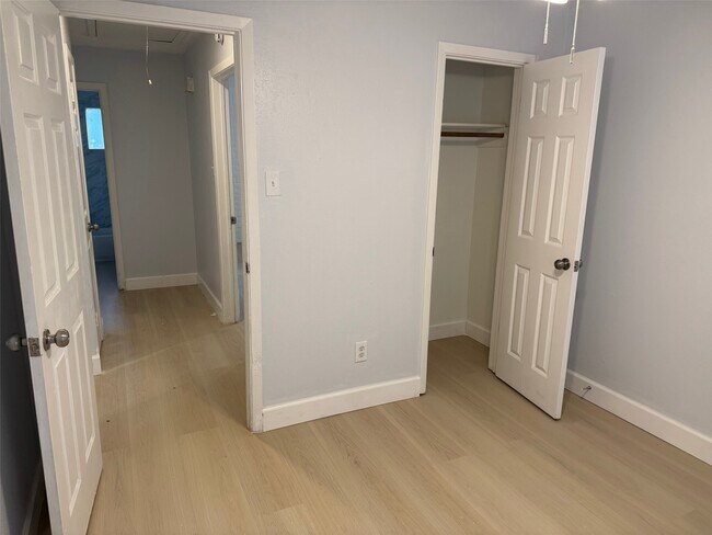 Building Photo - 5222 Moonshadows Dr