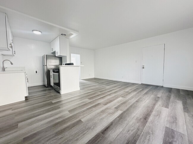 Building Photo - 4037 McLaughlin Avenue