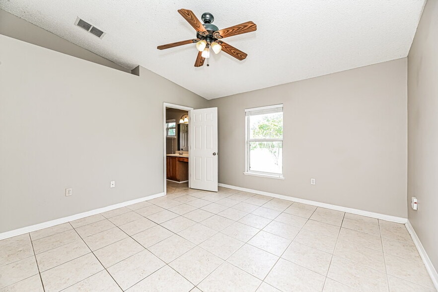 Building Photo - 12607 Reeding Ridge Dr N