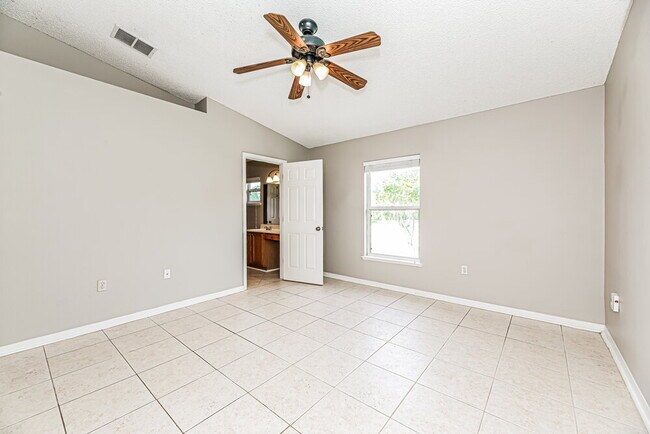 Building Photo - 12607 Reeding Ridge Dr N