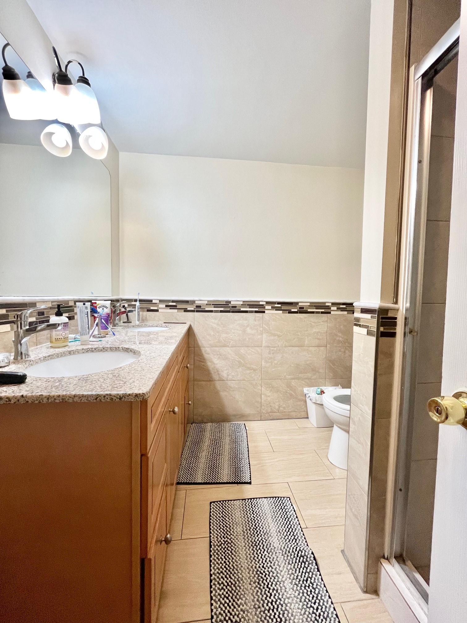 Building Photo - 716 E 6th St